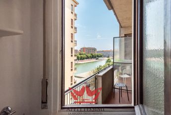 Rif. 772 | bilocale con balcone con vista sulla darsena.