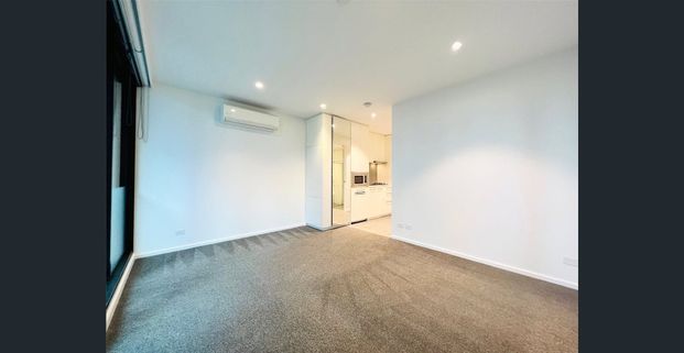 UNFURNISHED - Bright and airy studio apartment on level 36 of the Melbourne One building! - Photo 1