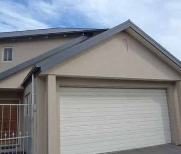 Gorgeous 3 Bedroom Townhouse! - Photo 1