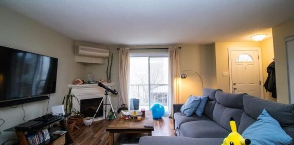 Très beau condo de 2 chambres à coucher très bien entretenu. Situé au 2e niveau (2e étage). - Photo 2