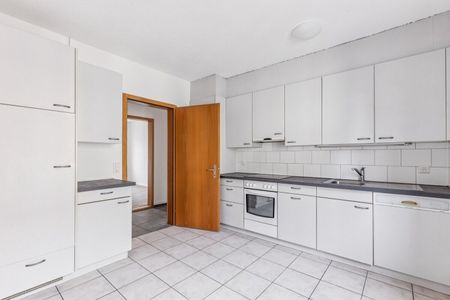 Recently renovated three-room apartment with balcony on the 1st floor, 8052 Zurich - Photo 3