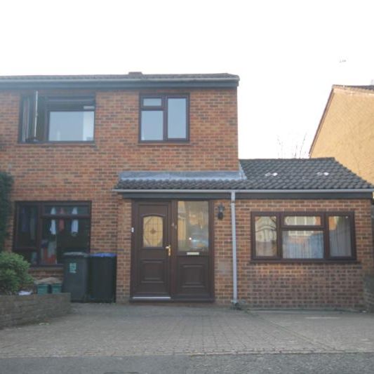 Corby Drive, Englefield Green, Egham, Surrey, TW20 0SD - Photo 2