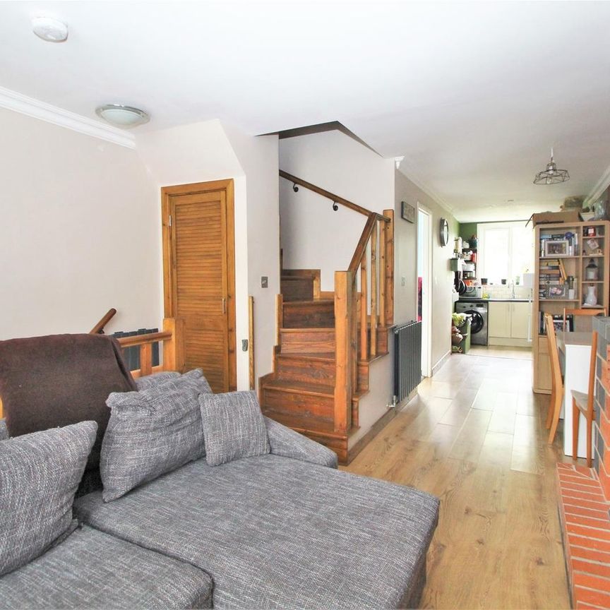London Road, High Wycombe - Photo 1