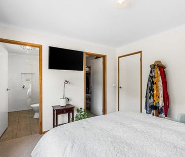 Quality Cambridge Home Offering Comfort and Convenience - Photo 4