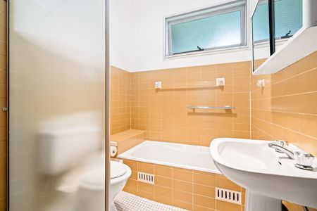 Light Filled Three Bedroom Villa In A Walk Everywhere Location - Photo 5