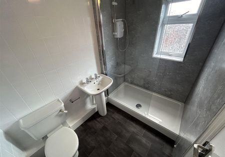 Spinners End Drive, Cradley Heath, West Midlands - Photo 4