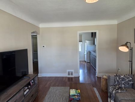 For Lease - 122 East 25th Street, Hamilton, Ontario - Photo 2