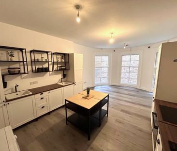 1 bedroom in a flat share to rent - Photo 2