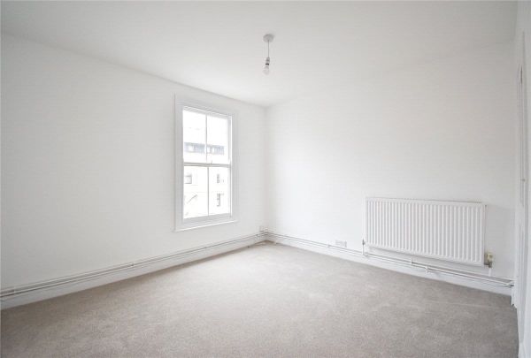 Newly refurbished 2 bedroom apartment to rent within walking distance of the city centre. GCH. Local amenities close by. Unfurnished. - Photo 1
