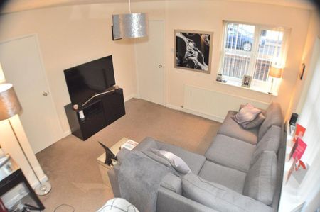 2 bedroom mews to rent - Photo 2