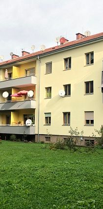 Lichtdurchflutete - 2-Zimmer-Wohnung im 2. Obergeschoss mit Balkon - Photo 1
