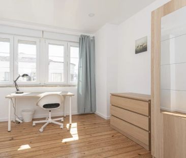 Room in a shared 7-bedroom apartment for rent in Lisbon - Foto 3