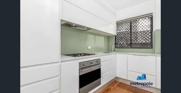 CONTEMPORARY TWO-BEDROOM APARTMENT IN PRIME ALEXANDRIA LOCATION - Photo 1