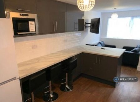 1 bedroom in a house share to rent - Photo 4