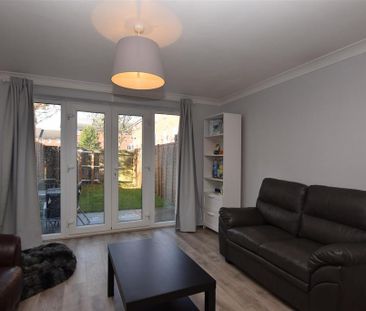 4 bedroom terraced house to rent - Photo 1