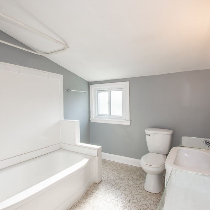 43 River Rd, Welland - 2 Bedroom Upper Unit - Photo 1