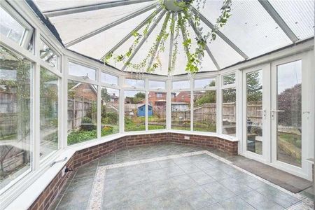 Hawkesbury Drive, Calcot, Reading, Berkshire, RG31 - Photo 2