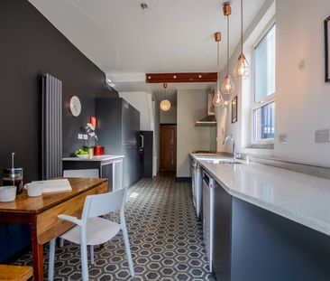 Room in a Shared House, Fairbank Avenue, M14 - Photo 1