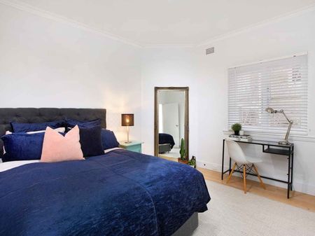 Bondi Beach 3 bedroom + Sunroom with Off Street Parking - Photo 5