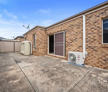 1/10 Haywood Grove, Melton West - Photo 1