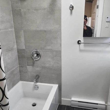 Beau 2 1/2, style Studio, plein centre de Valleyfield, à 2 pas du Cégep et Hôpital, libre maintenant ! - Photo 3