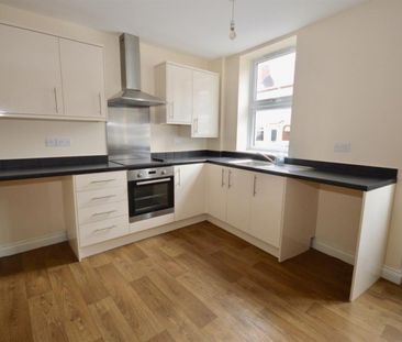 1 bedroom Flat To Let - Photo 2