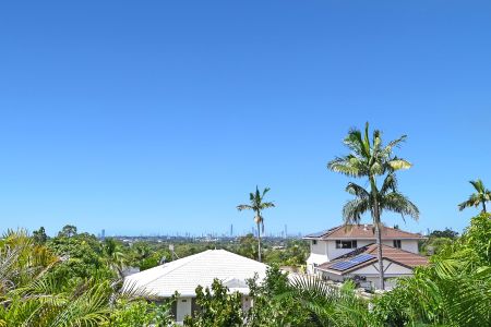 Spacious Family Home with Coastal Views – Highland Park - Photo 4