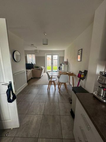 3 bedroom semi-detached house to rent - Photo 2