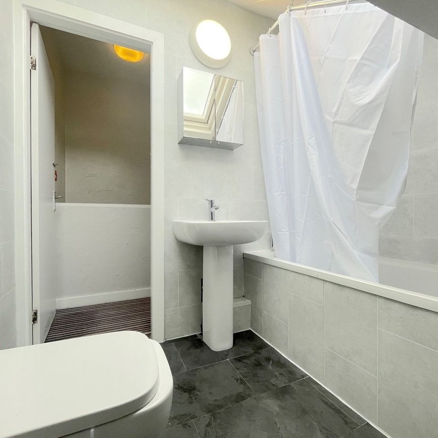 Room in a Shared House, Beechwood View, LS4 - Photo 1