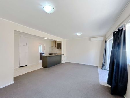 Spacious one bedroom unit plus carpark - Photo 2