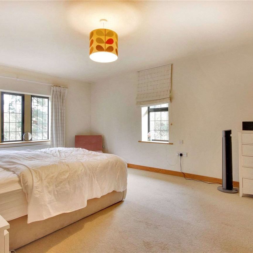 An impressive six bedroom home, set in a quiet country lane between Wadhurst and Frant. - Photo 1