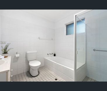 Spacious, modern Townhouse - Photo 6