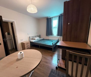 Studio Flat with seperate kitchen ideal for working couple-High Roa... - Photo 5