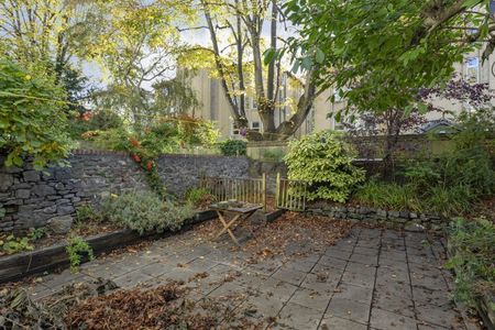 2 Bed Flat - Photo 3