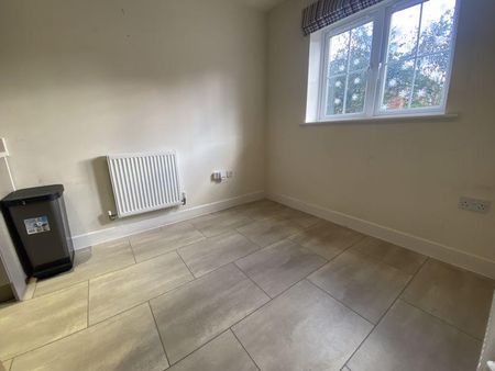 3 bedroom semi-detached house to rent - Photo 3