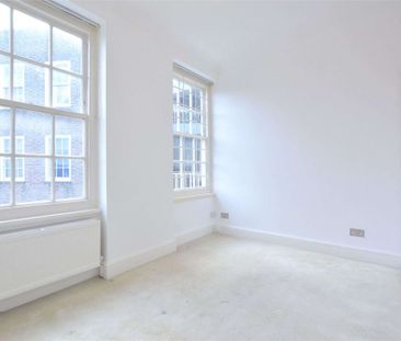 Large two bedroom, two bathroom apartment with a terrace set within a portered block moments St. John's Wood High Street - Photo 1