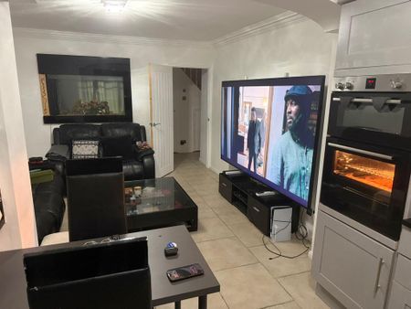 3 bedroom semi-detached house to rent - Photo 2