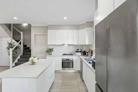 Great 4 Bedroom Home - Fantastic Location! - Photo 5