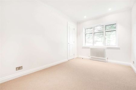 Three bedroom contemporary ground floor apartment with private garden - Photo 4