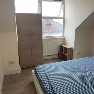 1 bedroom in a house share to rent - Photo 2