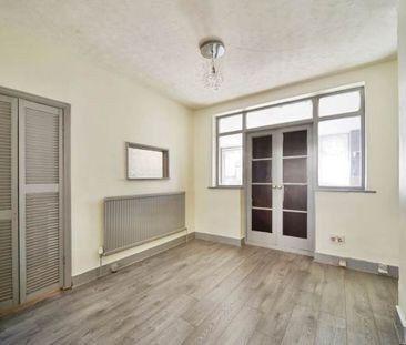 3 Bed Detached House, Ilford, E12 - Photo 3