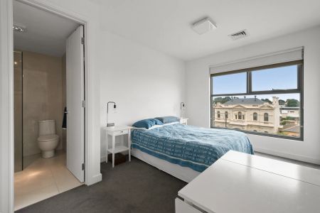 City views and seaside strolls from your 2-bedroom, 2-bathroom oasis - Photo 5