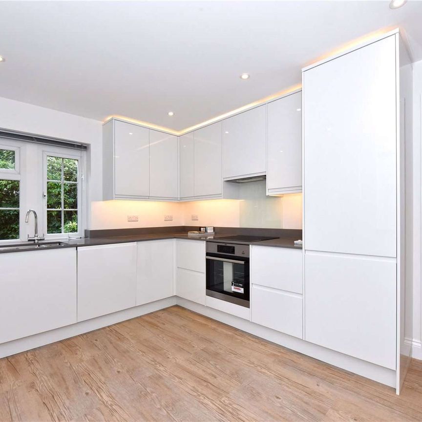 This property is for 1 single professional only: A wonderful two bedroom apartment located in central Cobham. - Photo 1