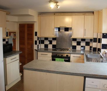 3 Bed Terraced House, Circuit Lane, RG30 - Photo 6