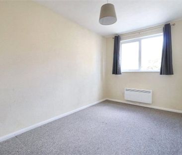 A two bedroom first floor purpose built flat in Weston High Street ... - Photo 4