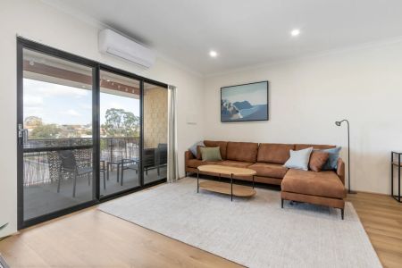 Fully Furnished 2-bedroom 2-bathroom apartment - Photo 2
