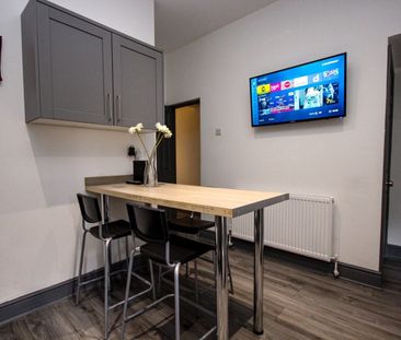 Room in a Shared House, Strawberry Hill, M6 - Photo 1