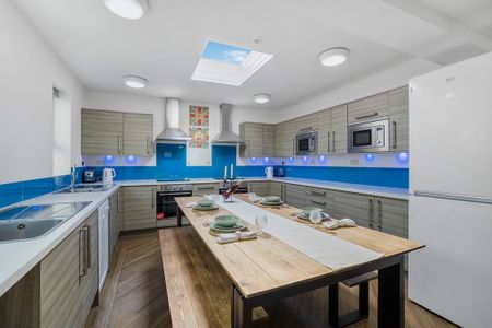 13 bedroom terraced house to rent - Photo 2