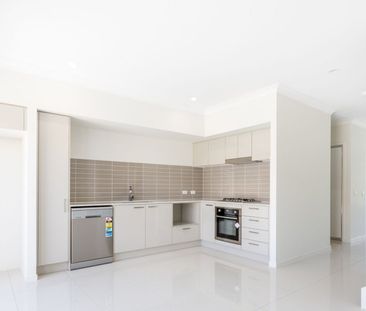 TOWNHOUSE IN ECCO RIPLEY ESTATE! - Photo 3