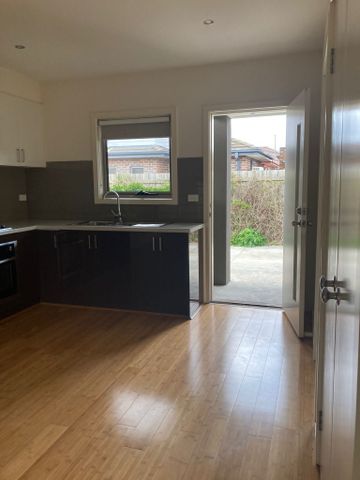 Low-Maintenance Living in a Prime Thomastown Location - Photo 4